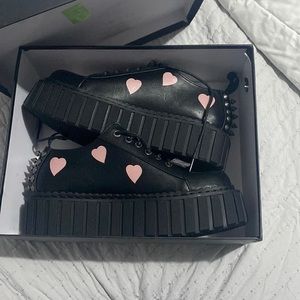 LA MODA/dolls kill  pink heart creepers